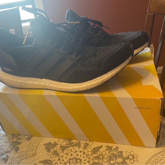 Ultraboost mens sneakers - Picture 3 of 8
